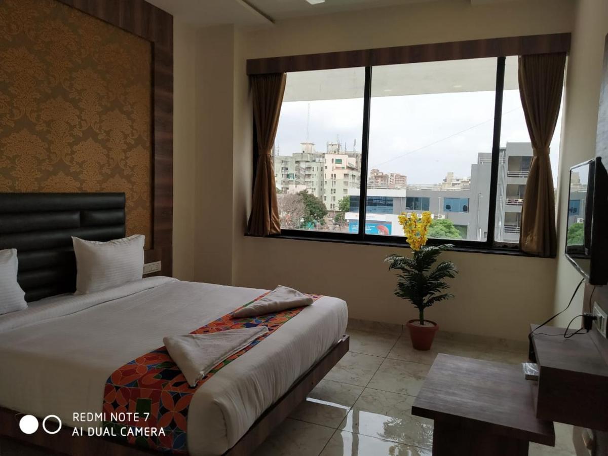 Hotel Krishna Palace Ānand Kültér fotó