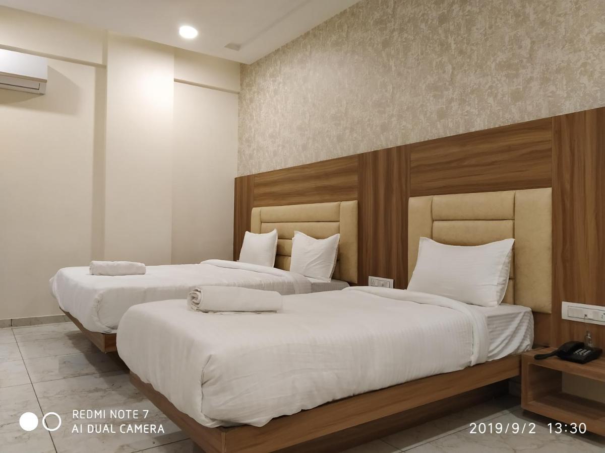 Hotel Krishna Palace Ānand Kültér fotó