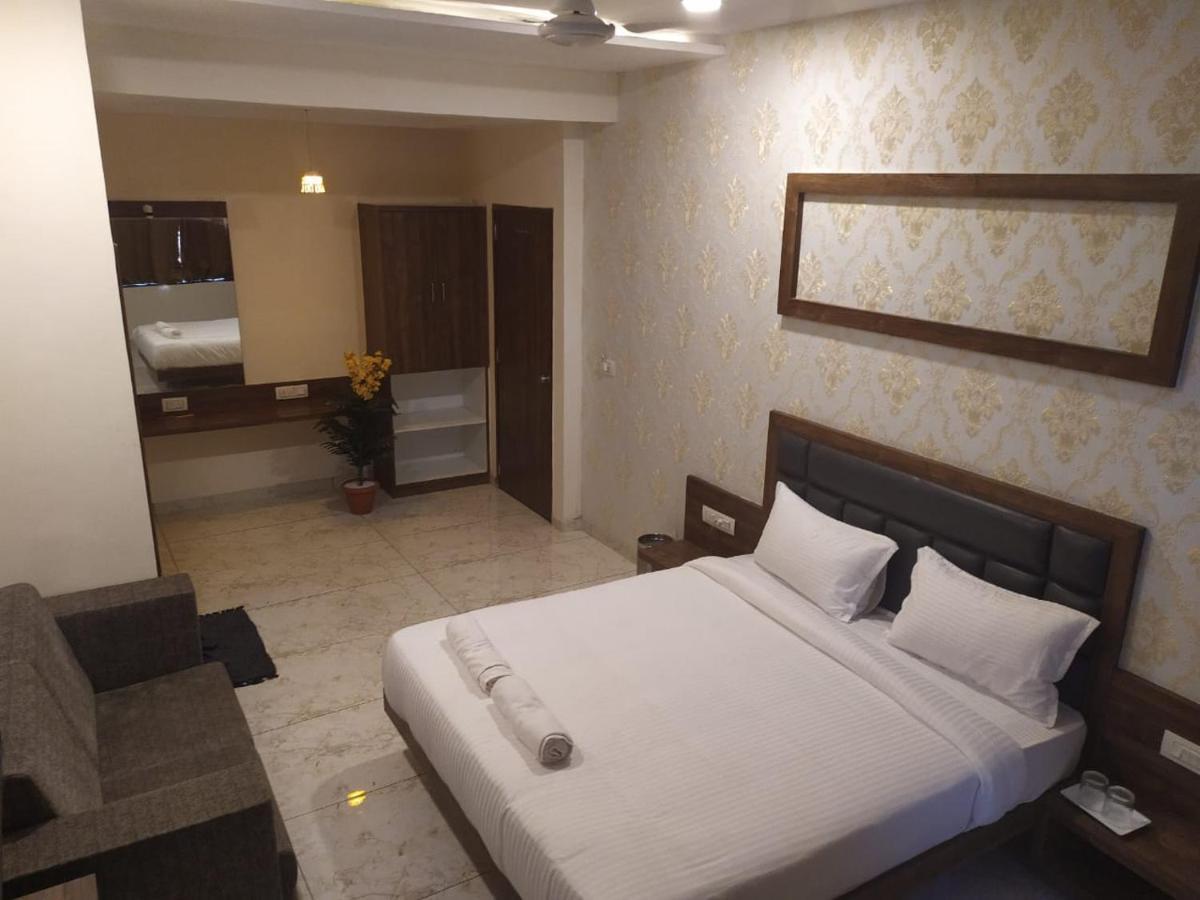 Hotel Krishna Palace Ānand Kültér fotó